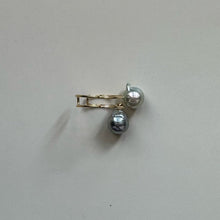 Load image into Gallery viewer, Baroque pearl ear cuff Swaying
